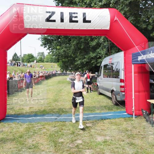 21.06.2025 - 27. Vierlanden-Triathlon MichiJ http://msf.ph/oto/8000355 15.06.2026 11:25:05 Ziel 194, 609 meine-sportfotos.de