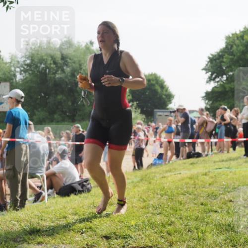 15.06.2025 - 27. Vierlanden-Triathlon KatJ http://msf.ph/oto/8000363 15.06.2025 09:57:09 Schwimmen 263, 325, 1399 meine-sportfotos.de