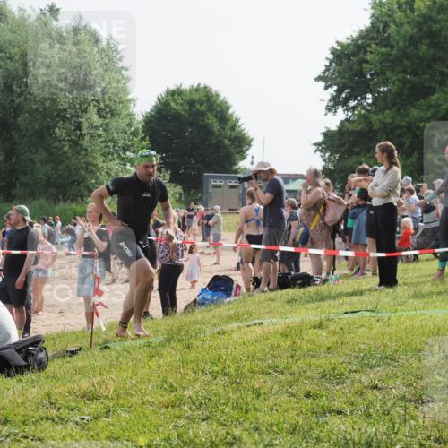 15.06.2025 - 27. Vierlanden-Triathlon KatJ http://msf.ph/oto/8000424 15.06.2025 09:57:13 Schwimmen 263, 296, 1399 meine-sportfotos.de