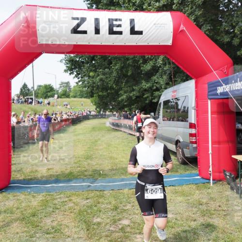21.06.2025 - 27. Vierlanden-Triathlon MichiJ http://msf.ph/oto/8000442 15.06.2026 11:25:05 Ziel 194, 609 meine-sportfotos.de