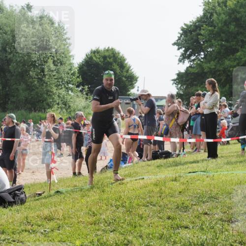 15.06.2025 - 27. Vierlanden-Triathlon KatJ http://msf.ph/oto/8000454 15.06.2025 09:57:13 Schwimmen 263, 296, 1399 meine-sportfotos.de