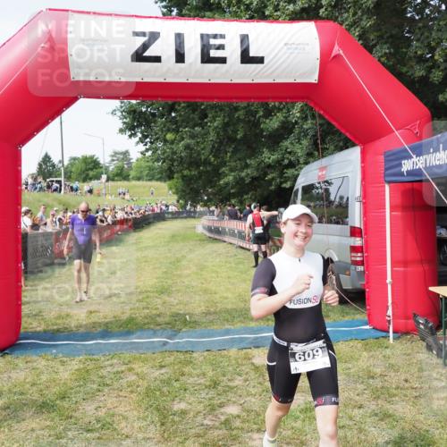 21.06.2025 - 27. Vierlanden-Triathlon MichiJ http://msf.ph/oto/8000456 15.06.2026 11:25:06 Ziel 194, 609 meine-sportfotos.de