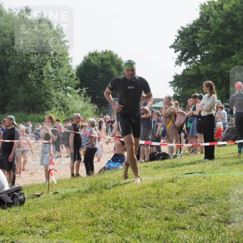 15.06.2025 - 27. Vierlanden-Triathlon KatJ http://msf.ph/oto/8000471 15.06.2025 09:57:14 Schwimmen 263, 296, 1399 meine-sportfotos.de