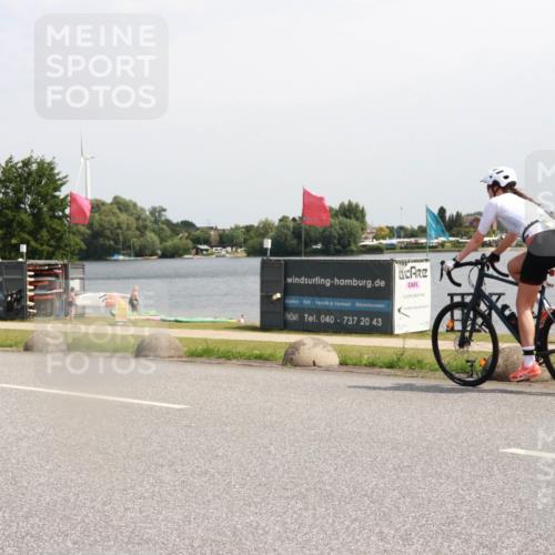 21.06.2025 - 27. Vierlanden-Triathlon H.Heesch http://msf.ph/oto/8000477 15.06.2025 11:41:08 Radfahren 649, 715, 867, 883 meine-sportfotos.de