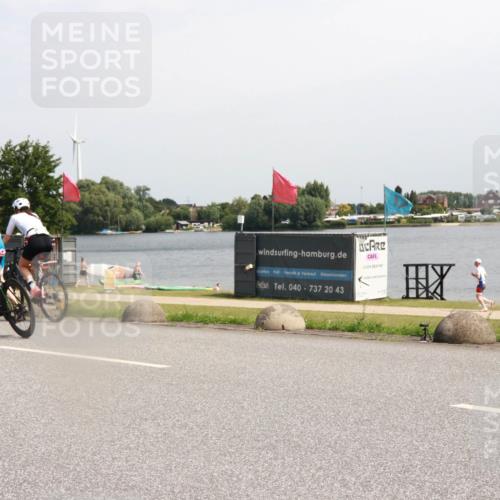 21.06.2025 - 27. Vierlanden-Triathlon H.Heesch http://msf.ph/oto/8000495 15.06.2025 11:41:08 Radfahren 649, 715, 867, 883 meine-sportfotos.de