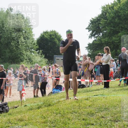 15.06.2025 - 27. Vierlanden-Triathlon KatJ http://msf.ph/oto/8000500 15.06.2025 09:57:14 Schwimmen 263, 296, 1399 meine-sportfotos.de