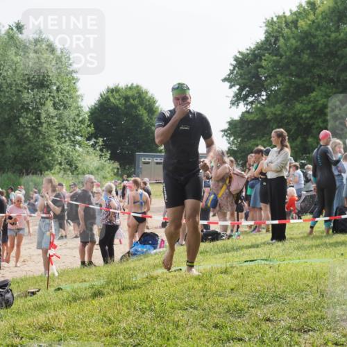 15.06.2025 - 27. Vierlanden-Triathlon KatJ http://msf.ph/oto/8000511 15.06.2025 09:57:14 Schwimmen 263, 296, 1399 meine-sportfotos.de