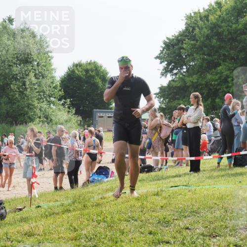15.06.2025 - 27. Vierlanden-Triathlon KatJ http://msf.ph/oto/8000521 15.06.2025 09:57:14 Schwimmen 263, 296, 1399 meine-sportfotos.de