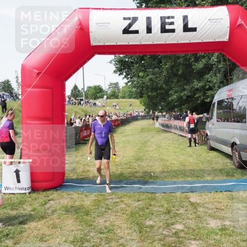 21.06.2025 - 27. Vierlanden-Triathlon MichiJ http://msf.ph/oto/8000524 15.06.2026 11:25:08 Ziel 194, 609 meine-sportfotos.de