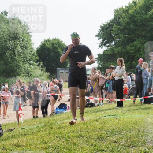 15.06.2025 - 27. Vierlanden-Triathlon KatJ http://msf.ph/oto/8000529 15.06.2025 09:57:14 Schwimmen 263, 296, 1399 meine-sportfotos.de