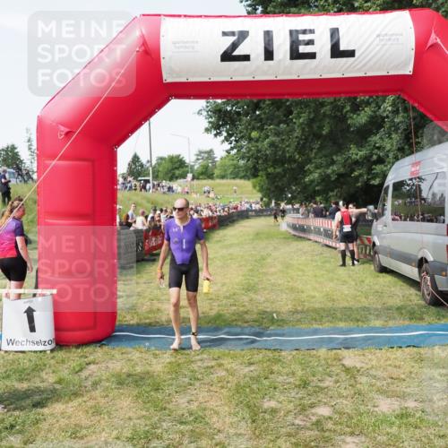 21.06.2025 - 27. Vierlanden-Triathlon MichiJ http://msf.ph/oto/8000545 15.06.2026 11:25:08 Ziel 194, 609 meine-sportfotos.de