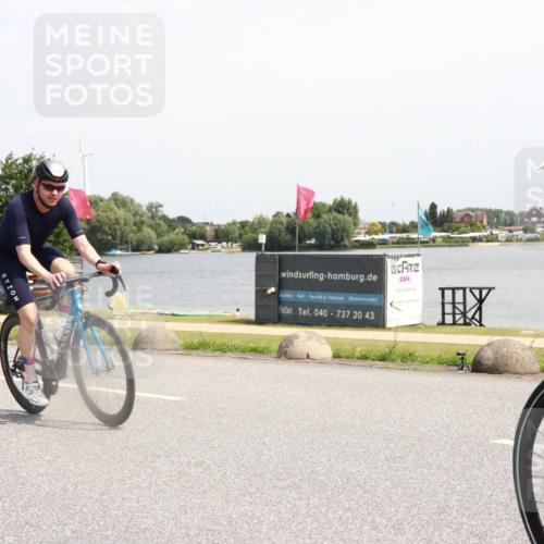 21.06.2025 - 27. Vierlanden-Triathlon H.Heesch http://msf.ph/oto/8000588 15.06.2025 11:41:20 Radfahren 696, 706 meine-sportfotos.de