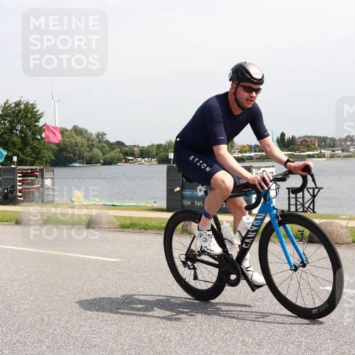 21.06.2025 - 27. Vierlanden-Triathlon H.Heesch http://msf.ph/oto/8000591 15.06.2025 11:41:20 Radfahren 696, 706 meine-sportfotos.de