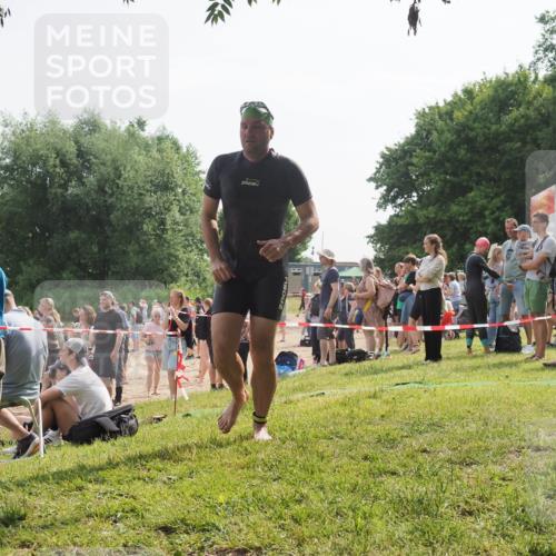 15.06.2025 - 27. Vierlanden-Triathlon KatJ http://msf.ph/oto/8000594 15.06.2025 09:57:16 Schwimmen 263, 296, 343, 1399 meine-sportfotos.de