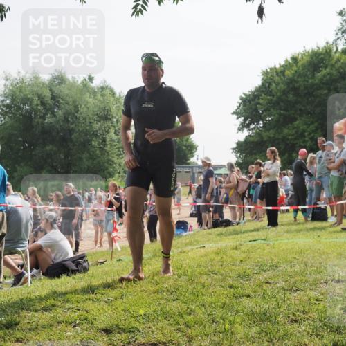 15.06.2025 - 27. Vierlanden-Triathlon KatJ http://msf.ph/oto/8000616 15.06.2025 09:57:16 Schwimmen 263, 296, 343, 1399 meine-sportfotos.de