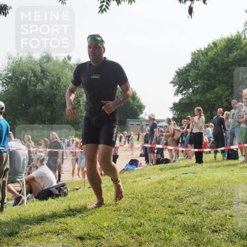 15.06.2025 - 27. Vierlanden-Triathlon KatJ http://msf.ph/oto/8000661 15.06.2025 09:57:16 Schwimmen 263, 296, 343, 1399 meine-sportfotos.de