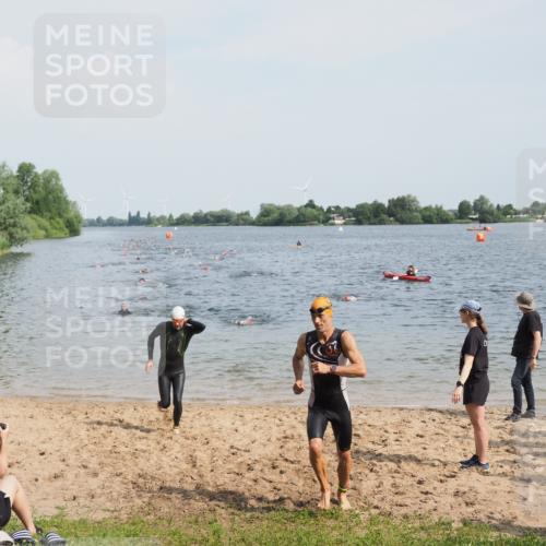 21.06.2025 - 27. Vierlanden-Triathlon MichiJ http://msf.ph/oto/8000668 15.06.2026 10:03:57 Schwimmen 415, 427, 436, 1398 meine-sportfotos.de