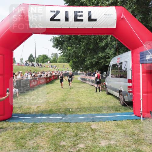 21.06.2025 - 27. Vierlanden-Triathlon MichiJ http://msf.ph/oto/8000693 15.06.2026 11:25:16 Ziel 545, 587 meine-sportfotos.de
