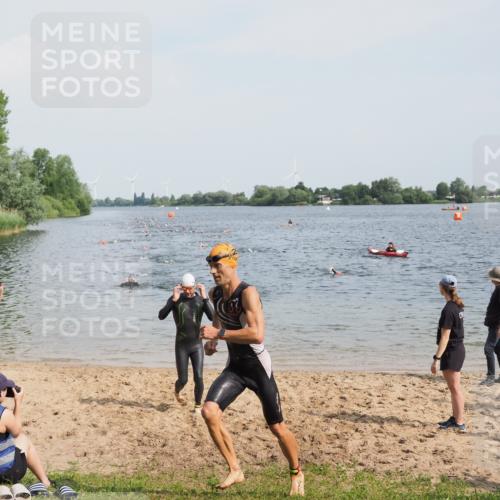 21.06.2025 - 27. Vierlanden-Triathlon MichiJ http://msf.ph/oto/8000732 15.06.2026 10:03:58 Schwimmen 415, 427, 436, 1398 meine-sportfotos.de