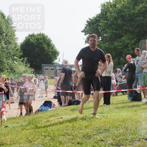 15.06.2025 - 27. Vierlanden-Triathlon KatJ http://msf.ph/oto/8000750 15.06.2025 09:57:20 Schwimmen 263, 293, 296, 343 meine-sportfotos.de