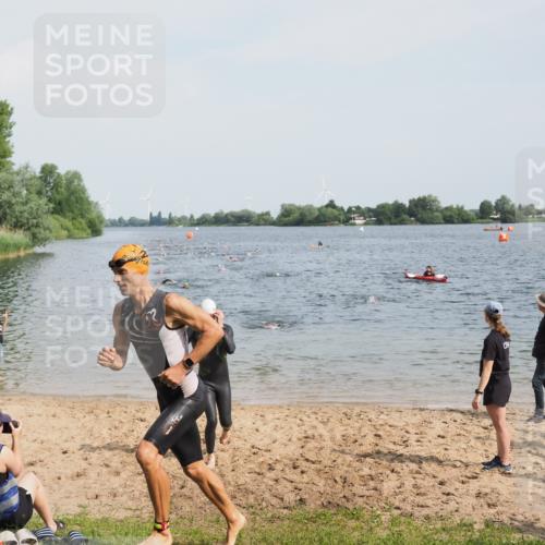 21.06.2025 - 27. Vierlanden-Triathlon MichiJ http://msf.ph/oto/8000760 15.06.2026 10:03:58 Schwimmen 415, 427, 436, 1398 meine-sportfotos.de