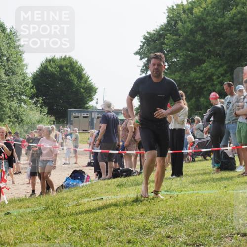 15.06.2025 - 27. Vierlanden-Triathlon KatJ http://msf.ph/oto/8000761 15.06.2025 09:57:20 Schwimmen 263, 293, 296, 343 meine-sportfotos.de
