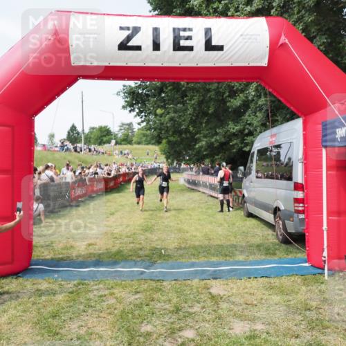 21.06.2025 - 27. Vierlanden-Triathlon MichiJ http://msf.ph/oto/8000773 15.06.2026 11:25:17 Ziel 545, 587 meine-sportfotos.de