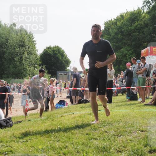 15.06.2025 - 27. Vierlanden-Triathlon KatJ http://msf.ph/oto/8000788 15.06.2025 09:57:21 Schwimmen 263, 293, 296, 343 meine-sportfotos.de