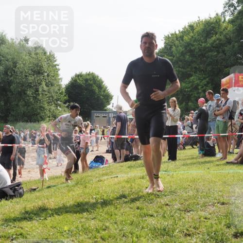 15.06.2025 - 27. Vierlanden-Triathlon KatJ http://msf.ph/oto/8000797 15.06.2025 09:57:21 Schwimmen 263, 293, 296, 343 meine-sportfotos.de