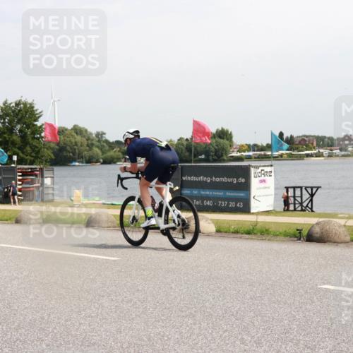 21.06.2025 - 27. Vierlanden-Triathlon H.Heesch http://msf.ph/oto/8000798 15.06.2025 11:42:56 Radfahren 217 meine-sportfotos.de