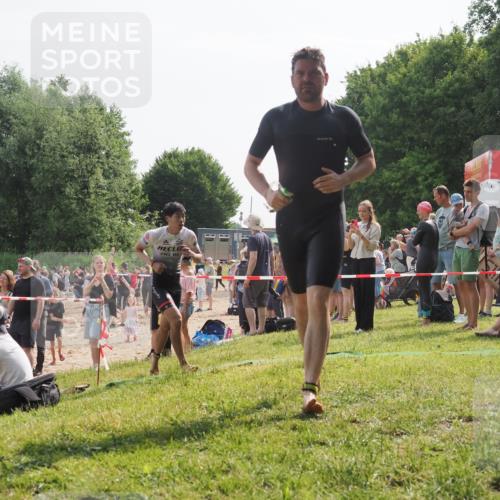 15.06.2025 - 27. Vierlanden-Triathlon KatJ http://msf.ph/oto/8000806 15.06.2025 09:57:21 Schwimmen 263, 293, 296, 343 meine-sportfotos.de
