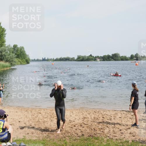 21.06.2025 - 27. Vierlanden-Triathlon MichiJ http://msf.ph/oto/8000815 15.06.2026 10:03:59 Schwimmen 415, 427, 1398 meine-sportfotos.de