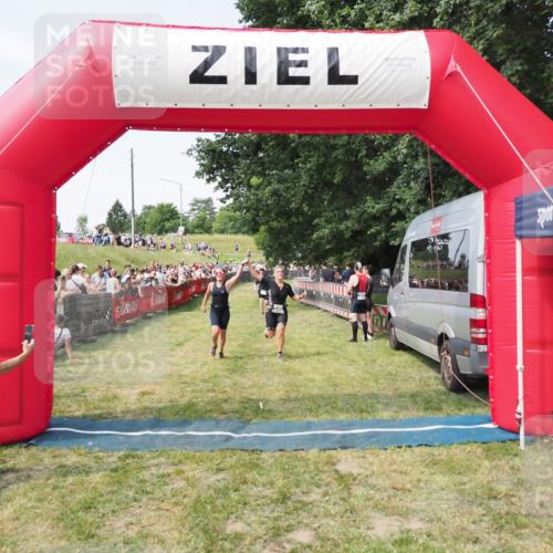 21.06.2025 - 27. Vierlanden-Triathlon MichiJ http://msf.ph/oto/8000824 15.06.2026 11:25:18 Ziel 325, 545, 587 meine-sportfotos.de