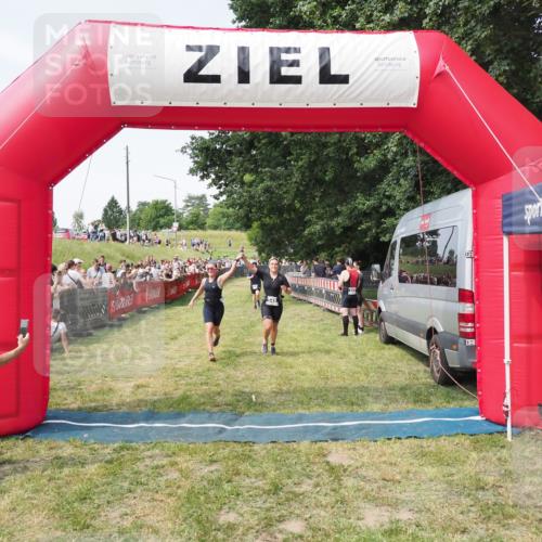21.06.2025 - 27. Vierlanden-Triathlon MichiJ http://msf.ph/oto/8000840 15.06.2026 11:25:18 Ziel 325, 545, 587 meine-sportfotos.de