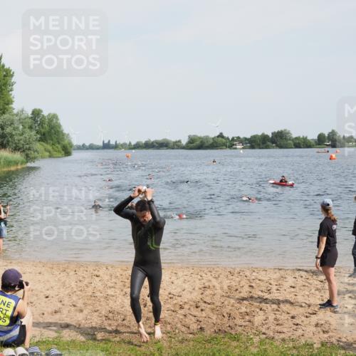 21.06.2025 - 27. Vierlanden-Triathlon MichiJ http://msf.ph/oto/8000842 15.06.2026 10:03:59 Schwimmen 415, 427, 1398 meine-sportfotos.de