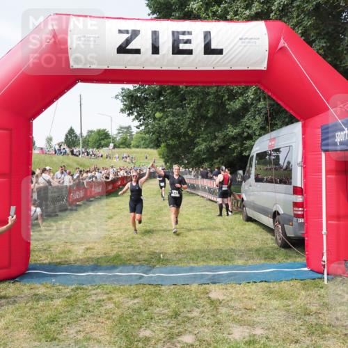 21.06.2025 - 27. Vierlanden-Triathlon MichiJ http://msf.ph/oto/8000854 15.06.2026 11:25:18 Ziel 325, 545, 587 meine-sportfotos.de