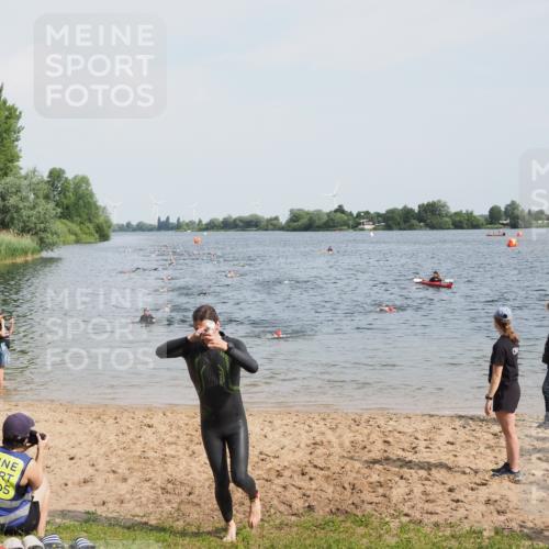 21.06.2025 - 27. Vierlanden-Triathlon MichiJ http://msf.ph/oto/8000872 15.06.2026 10:04:00 Schwimmen 415, 427, 1398 meine-sportfotos.de