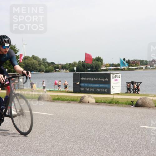 21.06.2025 - 27. Vierlanden-Triathlon H.Heesch http://msf.ph/oto/8000878 15.06.2025 11:43:13 Radfahren 681, 853, 854 meine-sportfotos.de