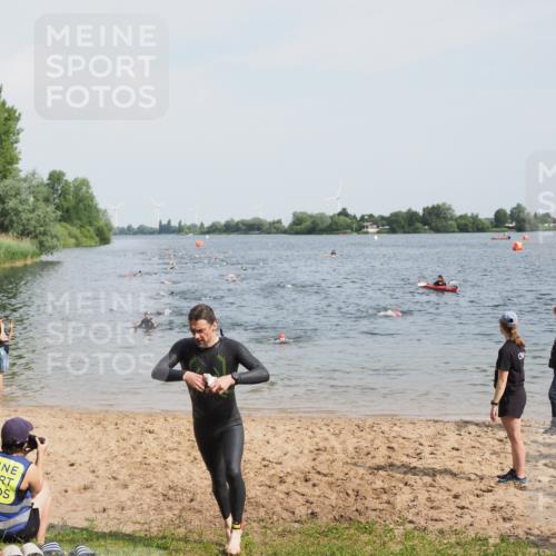 21.06.2025 - 27. Vierlanden-Triathlon MichiJ http://msf.ph/oto/8000886 15.06.2026 10:04:00 Schwimmen 415, 427, 1398 meine-sportfotos.de