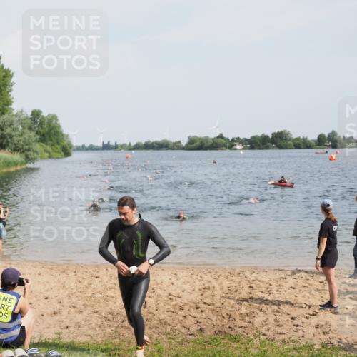 21.06.2025 - 27. Vierlanden-Triathlon MichiJ http://msf.ph/oto/8000899 15.06.2026 10:04:00 Schwimmen 415, 427, 1398 meine-sportfotos.de