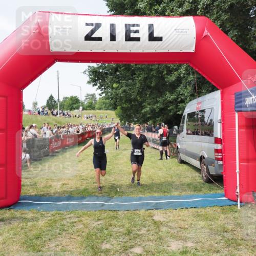 21.06.2025 - 27. Vierlanden-Triathlon MichiJ http://msf.ph/oto/8000919 15.06.2026 11:25:19 Ziel 325, 545, 587 meine-sportfotos.de