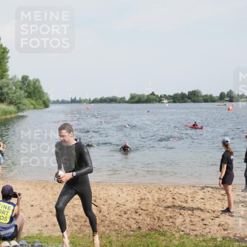 21.06.2025 - 27. Vierlanden-Triathlon MichiJ http://msf.ph/oto/8000931 15.06.2026 10:04:00 Schwimmen 415, 427, 1398 meine-sportfotos.de