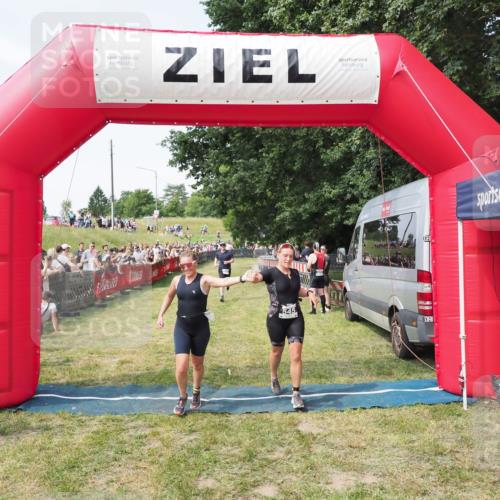 21.06.2025 - 27. Vierlanden-Triathlon MichiJ http://msf.ph/oto/8000969 15.06.2026 11:25:19 Ziel 325, 545, 587 meine-sportfotos.de