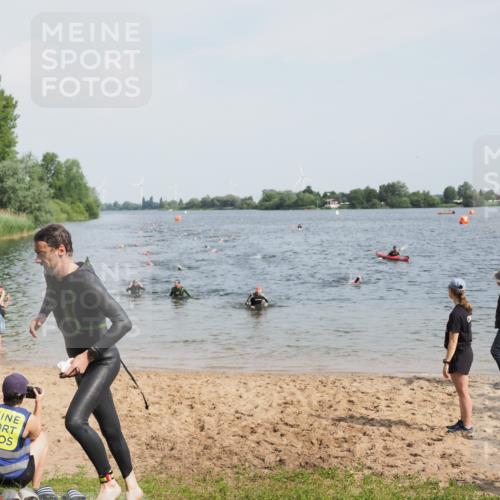 21.06.2025 - 27. Vierlanden-Triathlon MichiJ http://msf.ph/oto/8000975 15.06.2026 10:04:00 Schwimmen 415, 427, 1398 meine-sportfotos.de