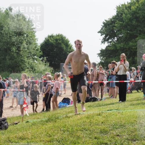 15.06.2025 - 27. Vierlanden-Triathlon KatJ http://msf.ph/oto/8000979 15.06.2025 09:57:25 Schwimmen 293, 296, 324, 343 meine-sportfotos.de