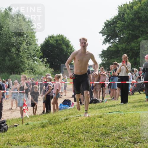15.06.2025 - 27. Vierlanden-Triathlon KatJ http://msf.ph/oto/8000990 15.06.2025 09:57:25 Schwimmen 293, 296, 324, 343 meine-sportfotos.de