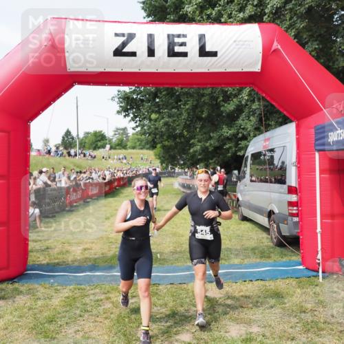 21.06.2025 - 27. Vierlanden-Triathlon MichiJ http://msf.ph/oto/8001004 15.06.2026 11:25:20 Ziel 325, 545, 587 meine-sportfotos.de