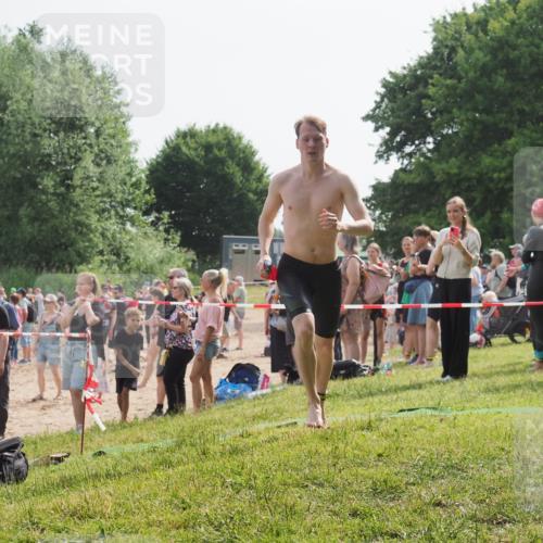 15.06.2025 - 27. Vierlanden-Triathlon KatJ http://msf.ph/oto/8001010 15.06.2025 09:57:25 Schwimmen 293, 296, 324, 343 meine-sportfotos.de