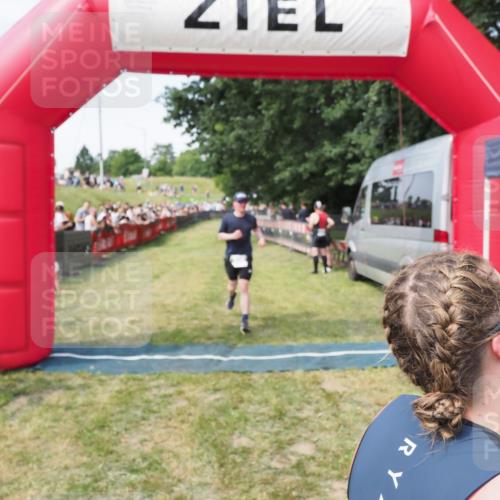 21.06.2025 - 27. Vierlanden-Triathlon MichiJ http://msf.ph/oto/8001019 15.06.2026 11:25:22 Ziel 325, 545, 587 meine-sportfotos.de