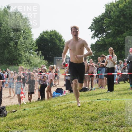 15.06.2025 - 27. Vierlanden-Triathlon KatJ http://msf.ph/oto/8001024 15.06.2025 09:57:25 Schwimmen 293, 296, 324, 343 meine-sportfotos.de